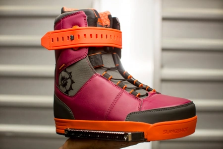 Новая система установки вейкбордических креплений SLINGSHOT 2017