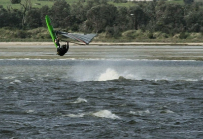 На виндсерфе 533 километра за 25 часов